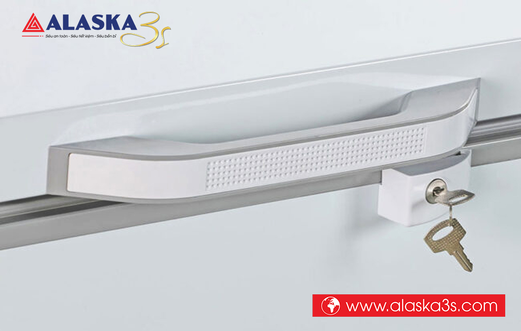 Vị trí ổ khoá tủ đông Alaska inverter BD-400CI