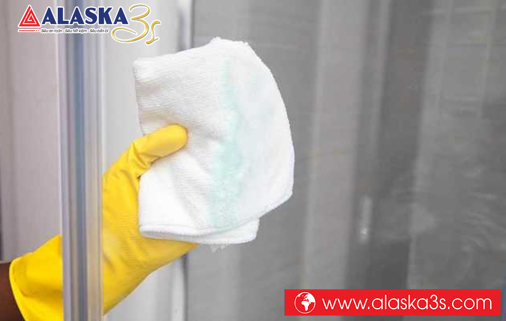 Vệ sinh bề mặt kính Tủ ướp rượu vang Alaska