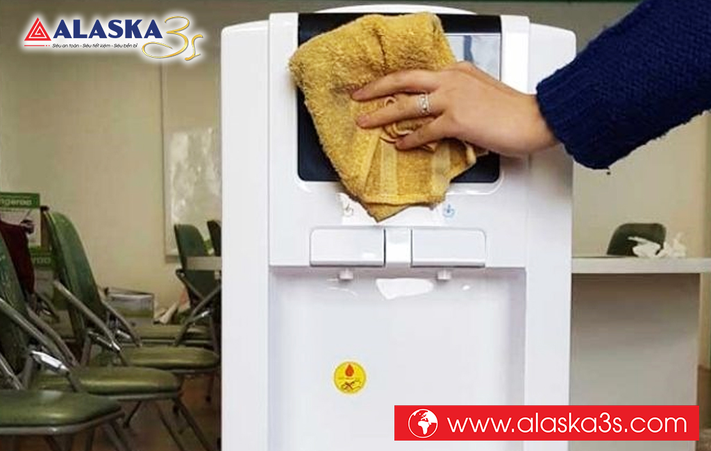 Lau sạch vỏ máy nước nóng lạnh Alaska